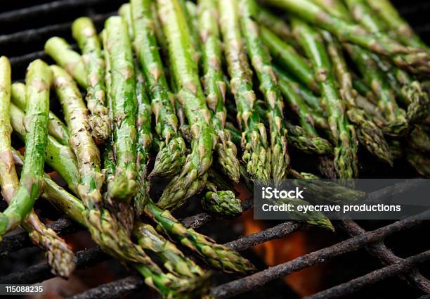 Photo libre de droit de Repas Barbecue Asperges Grillées banque d'images et plus d'images libres de droit de Asperge - Asperge, Grillade, Légume