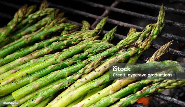 Photo libre de droit de Asperges Grillées De Flamme banque d'images et plus d'images libres de droit de Asperge - Asperge, Grillade, Aliment