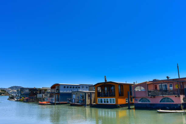 House boats floating on water on a sunny day in Sausalito, San Francisco bay, USA Colorful house boats floating on water on a sunny day in Sausalito, San Francisco bay, USA sausalito stock pictures, royalty-free photos & images