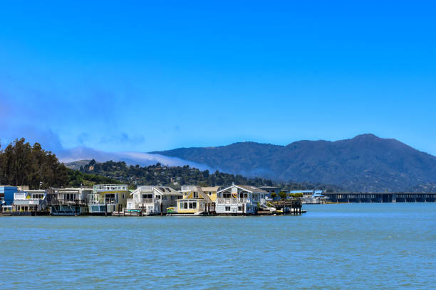 House boats floating on water on a sunny day in Sausalito, San Francisco bay, USA Colorful house boats floating on water on a sunny day in Sausalito, San Francisco bay, USA marin county stock pictures, royalty-free photos & images