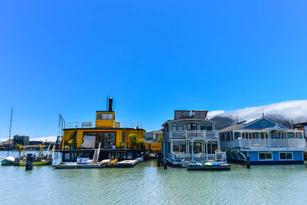 bateaux de maison flottant sur l’eau par une journée ensoleillée à sausalito, baie de san francisco, usa - sausalito photos et images de collection