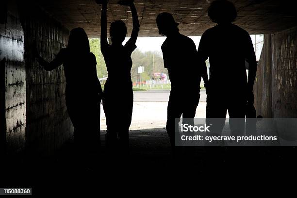 Photo libre de droit de Ados Dans Un Tunnel Silhouette Portrait banque d'images et plus d'images libres de droit de Adolescent - Adolescent, Adolescence, Amitié