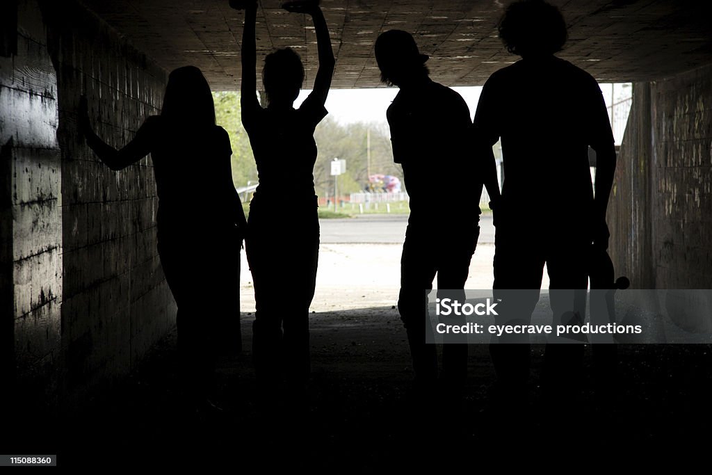 Adolescenti nel tunnel silhouette del ritratto - Foto stock royalty-free di Adolescente