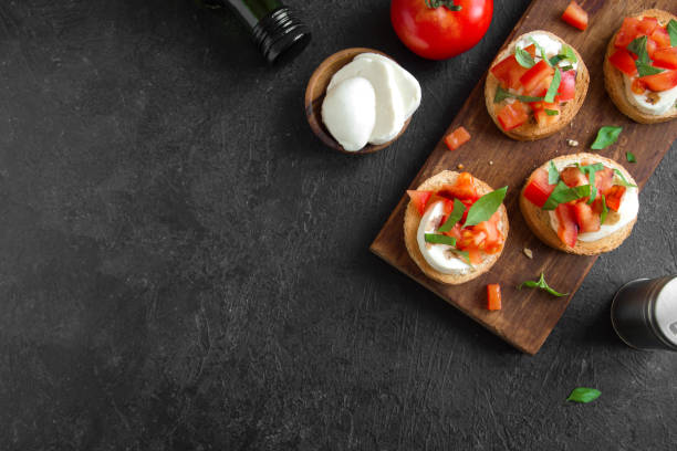 bruschetta caprese italiana - salad mozzarella food balsamic vinegar fotografías e imágenes de stock