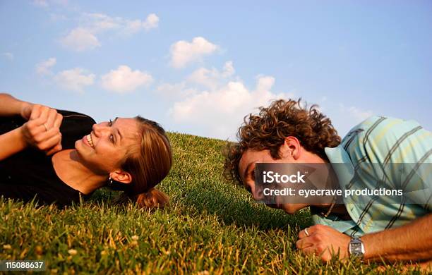 Pareja Retratos De Una Colina Foto de stock y más banco de imágenes de Hierba - Pasto - Hierba - Pasto, Rodando, Movimiento hacia abajo