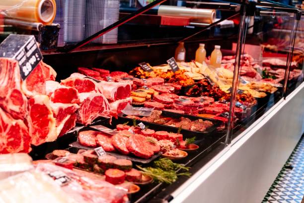 stare con carne cruda nel negozio del supermercato. - meat supermarket butchers shop market foto e immagini stock