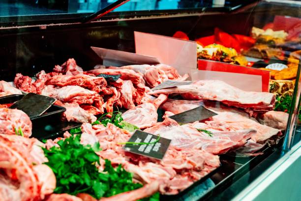 stand avec de la viande crue dans le magasin de supermarché. - butcher butchers shop meat store photos et images de collection