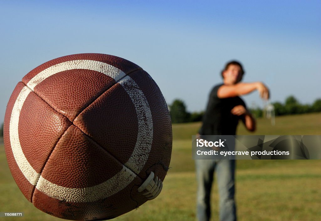 quarterback au football de sport - Photo de Ballon de football américain libre de droits