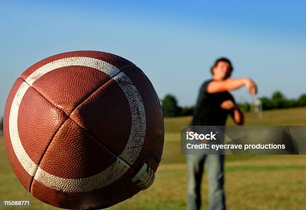 Photo libre de droit de Quarterback Au Football De Sport banque d'images et plus d'images libres de droit de Ballon de football américain - Ballon de football américain, Football américain, Attraper