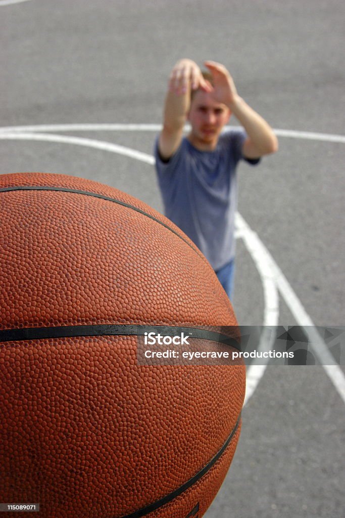 basketball-junger Mann - Lizenzfrei Am Rand Stock-Foto