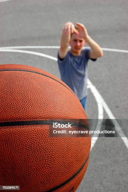 Basketballjunger Mann Stockfoto und mehr Bilder von Am Rand - Am Rand, Basketball, Basketball-Spielball
