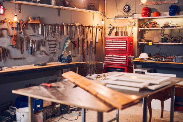 atelier rétro/vintage avec divers outils. - work tool carpentry construction wood photos et images de collection