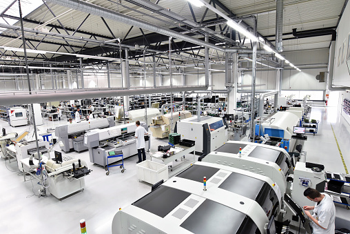 fábrica industrial moderna para la producción de componentes electrónicos-maquinaria, interior y equipamiento de la sala de producción photo
