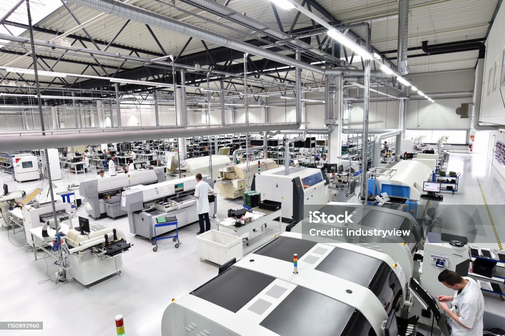 fábrica industrial moderna para la producción de componentes electrónicos-maquinaria, interior y equipamiento de la sala de producción - Foto de stock de Fábrica libre de derechos