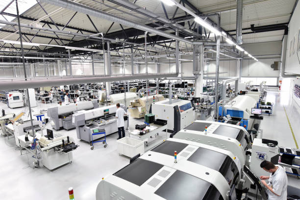 電子部品の生産のための現代の産業工場-生産ホールの機械、内部および装置 - 工場 ストックフォトと画像
