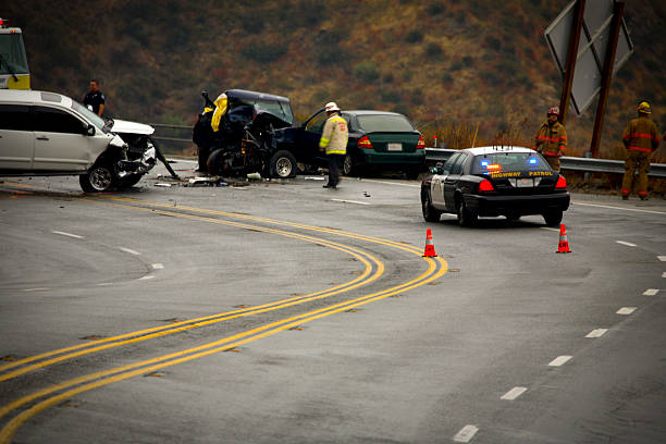 mountain autostrada-incidente incidente - vehicle wreck foto e immagini stock