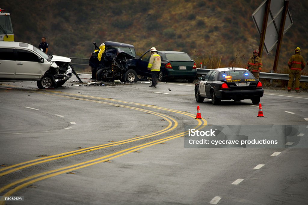 mountain highway - auto accident fatality - Royaltyfri Bilolycka Bildbanksbilder