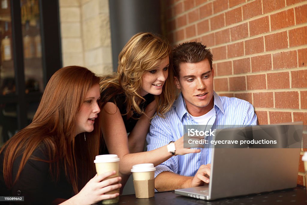 Computadora portátil mujeres jóvenes estudiantes-adolescente de sexo masculino adultos - Foto de stock de Adolescente libre de derechos