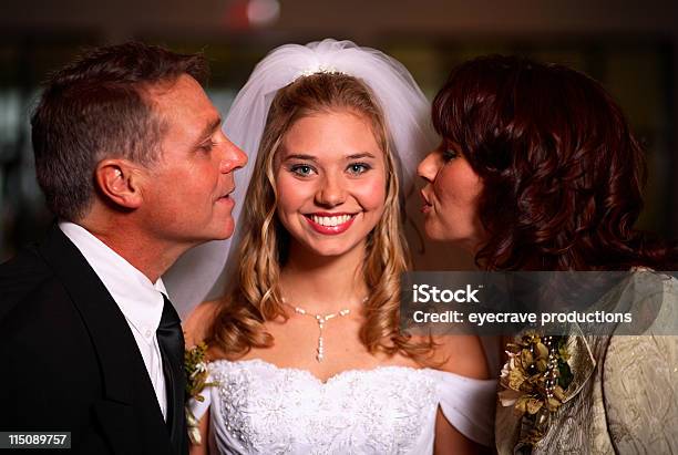 Ślub Zdjęciarodziców I Panna Młoda - zdjęcia stockowe i więcej obrazów Biały - Biały, Całować, Czarny kolor