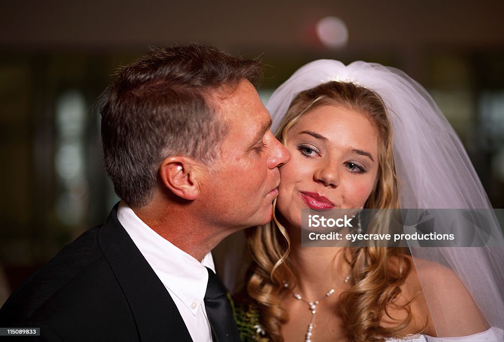 Ślub zdjęcia-Panna młoda i ojciec - Zbiór zdjęć royalty-free (Biały)