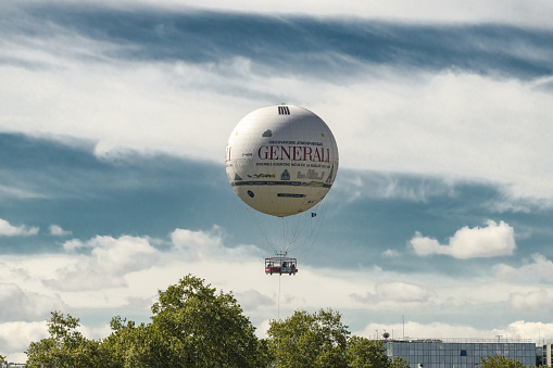 France, Paris, 2019-04, The Ballon Generali is a tethered helium balloon, used as tourist attraction and advertising support. Installed in Paris since 1999 in the Parc André-Citroën, it was created and developed by the French company Aerophile SAS for the celebration of the year 2000