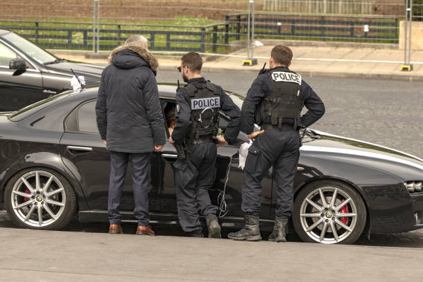 francia, parigi, 2019 - 04, polizia controlla auto parcheggiata male. la polizia nazionale è sotto la giurisdizione del ministero dell'interno - ministry of the interior foto e immagini stock