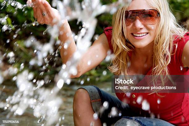 夏のブロンドの女性のポートレート - 20代のストックフォトや画像を多数ご用意 - 20代, しぶきを上げる, カラー画像