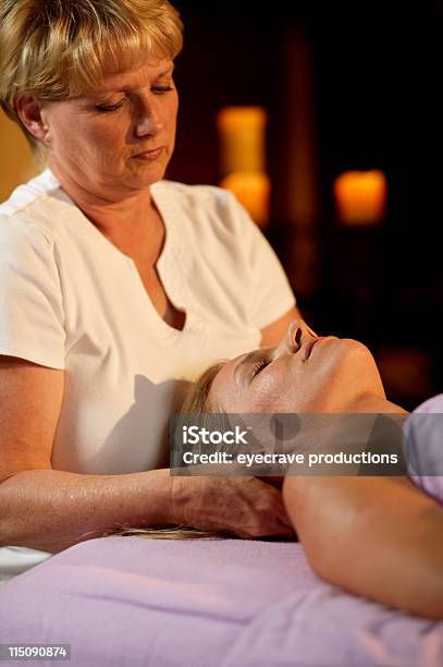 Massage Spapflege Stockfoto und mehr Bilder von Aromaöl - Aromaöl, Erwachsene Person, Erwachsener über 40