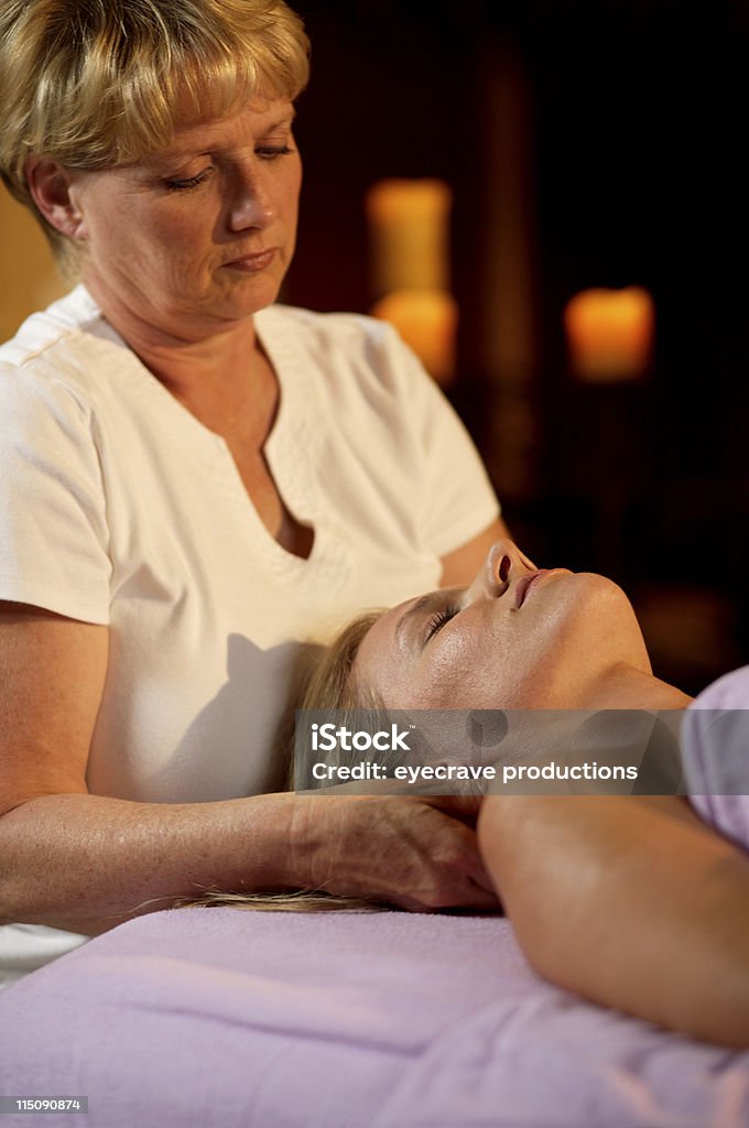 Terapia de masajes en el spa de atención - Foto de stock de Aceite de aromaterapia libre de derechos