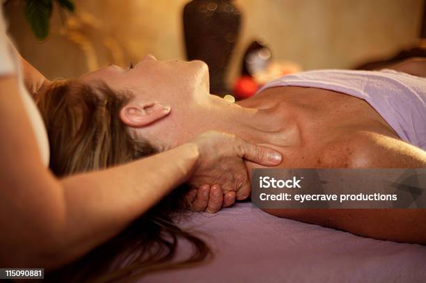 Photo libre de droit de Massage Soins De Spa banque d'images et plus d'images libres de droit de Adulte - Adulte, Adulte d'âge mûr, Beauté