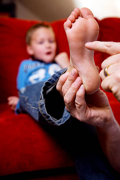 Foot feet boy tickle. Щекотка детей. Дети Tickle foot. Дети щекочут друг друга. Щекотка детей Сток.