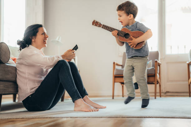 chłopcy tańczą i skaczą - guitar child music learning zdjęcia i obrazy z banku zdjęć