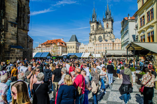 massen von touristen am altstädter platz - tourist day prague crowd stock-fotos und bilder