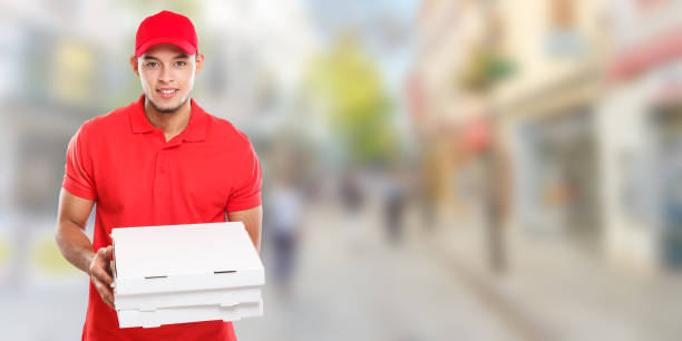 pizza dostawy latin man boy zamówienie dostarczanie pracy dostarczyć pole młode miasto banner copyspace skopiować przestrzeń - job orders zdjęcia i obrazy z banku zdjęć