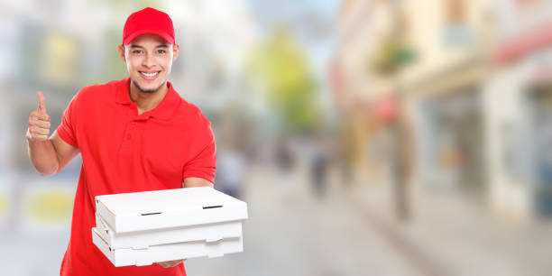 pizza dostawy człowiek chłopiec zamówienie dostarczanie pracy dostarczyć sukces udany uśmiechnięty baner miasta copyspace skopiować przestrzeń - job orders zdjęcia i obrazy z banku zdjęć