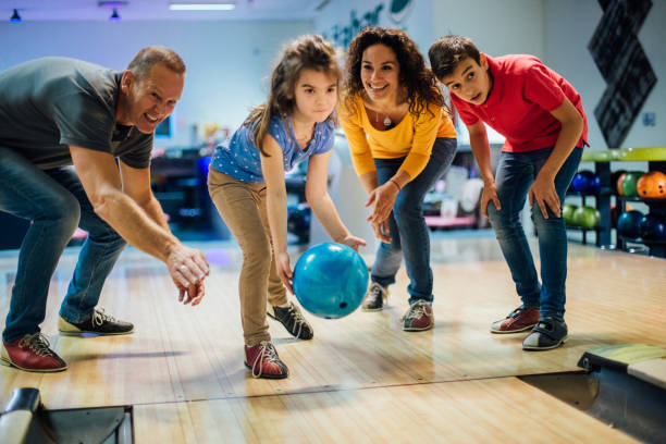 bowling heureux de famille ensemble - teenager team carefree relaxation photos et images de collection
