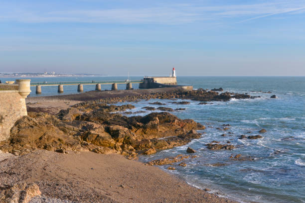フランスのレウォナッツ d'olonne の岩場の海岸線 - nobody rock coastline sea ストックフォトと画像
