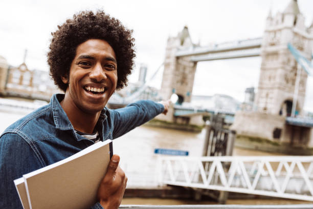 タワーブリッジの前のロンドンの学生 - tower bridge uk london england people ストックフォトと画像