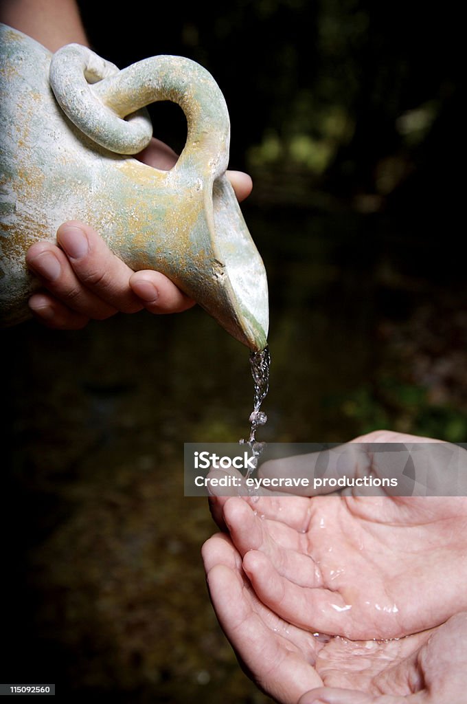 L'eau versée servanthood - Photo de Eau libre de droits