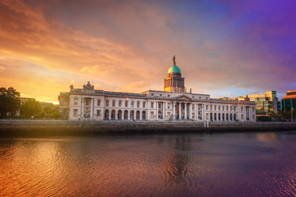 custom house in dublin at twilight - liffey river imagens e fotografias de stock