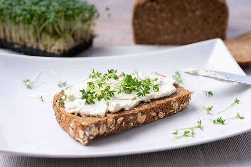 Wholemeal bread with cottage cheese and herbs