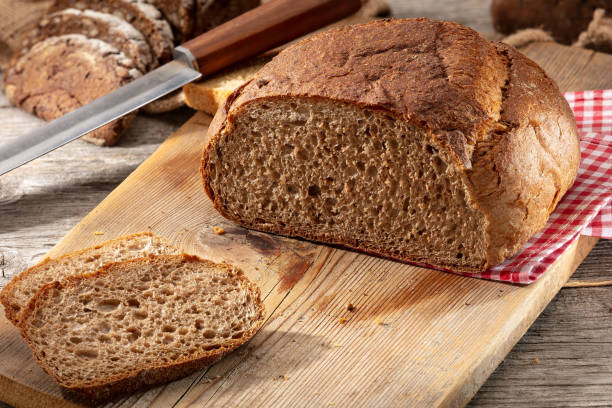 통 밀 빵 - brown bread 뉴스 사진 이미지