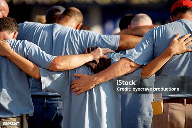 Homens Grupo De Culto De Oração - Fotografias de stock e mais imagens de Rezar - Rezar, Unidade, Adulto
