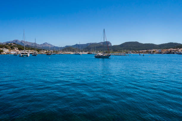 вид на пристань для яхт из порта города ладраткс - majorca yacht palma marina стоковые фото и изображения