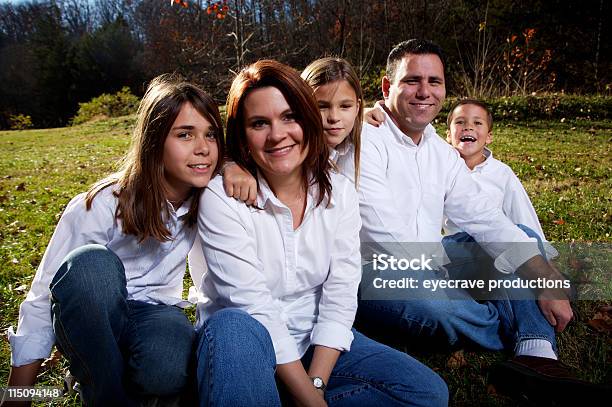 Autunno Foto Di Famiglia - Fotografie stock e altre immagini di Famiglia - Famiglia, Nativo d'America, Accudire