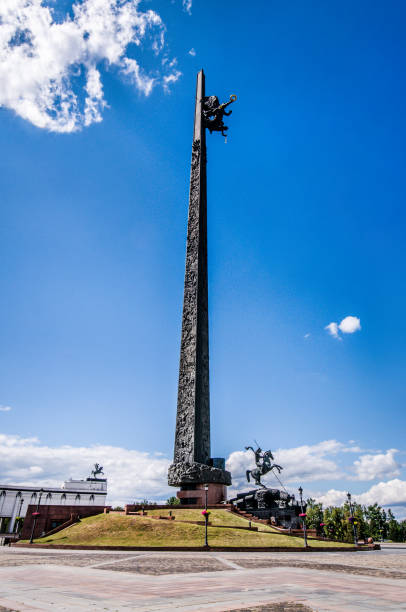 st. george e o monumento religioso do dragão em moscovo, rússia - st george dragon mythology horse - fotografias e filmes do acervo