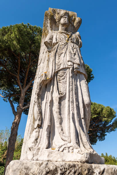 statue des geflügelten minerva sieges-ostia antica-rom italien - social history minerva past ancient stock-fotos und bilder