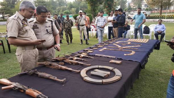 * esconderijo militante preso em rajouri * - busted - fotografias e filmes do acervo