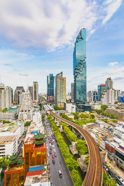 вид на город бангкок и станцию метро таиланд - silom стоковые фото и изображения