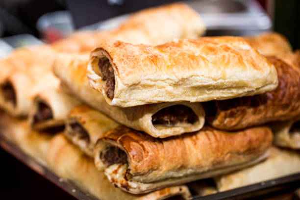 cerca de rollos de salchichas recién cocidos apilados en una fila en el mercado de alimentos - market european culture europe food fotografías e imágenes de stock